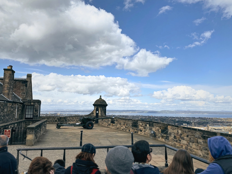 1 O'Clock gun fire at edinburgh castle, scotland